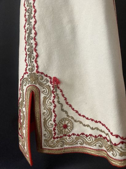 Gilet long brodé d'un ensemble de mariée...