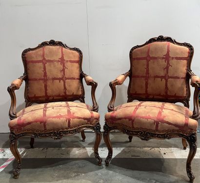 Paire de grands fauteuils en noyer richement...