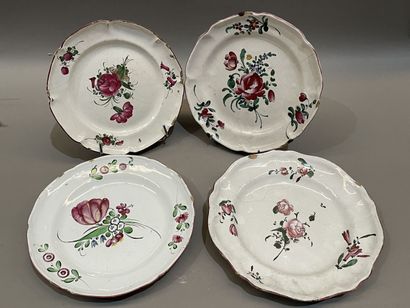 Quatre assiettes en faïence à décor de roses....