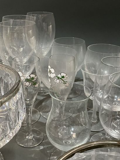 Lot de verres à pieds, certains en cristal...