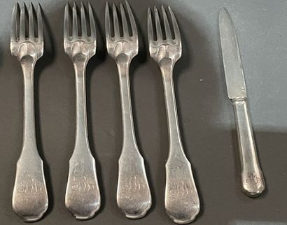 Douze couverts en argent modèle uniplat,
cinq...