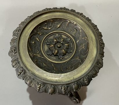 Tazza en bronze sculpté de feuilles, rinceaux,...