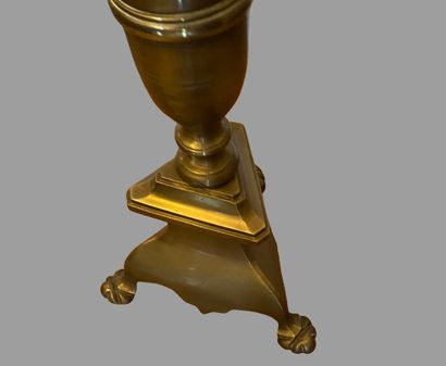Suite de trois lampadaires en bronze formant...