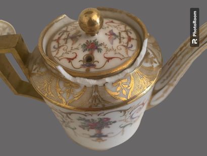 Service tête à tête en porcelaine à décor...