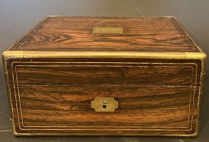 Coffret de toilette en placage de palissandre...