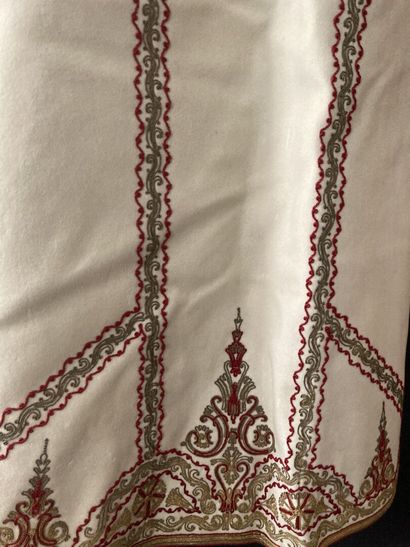 Gilet long brodé d'un ensemble de mariée...