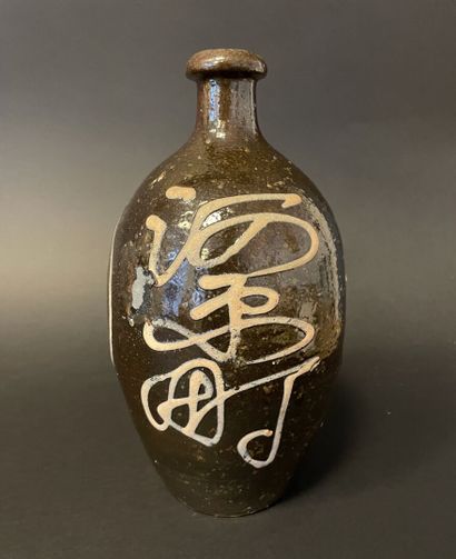 JAPON
Vase bouteille en grès émaillé noir...
