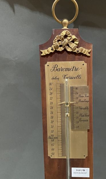 Lot de bibelots dont baromètre, petit miroir,...