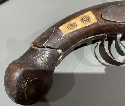 Pistolet en bois et incrustation d'os et...