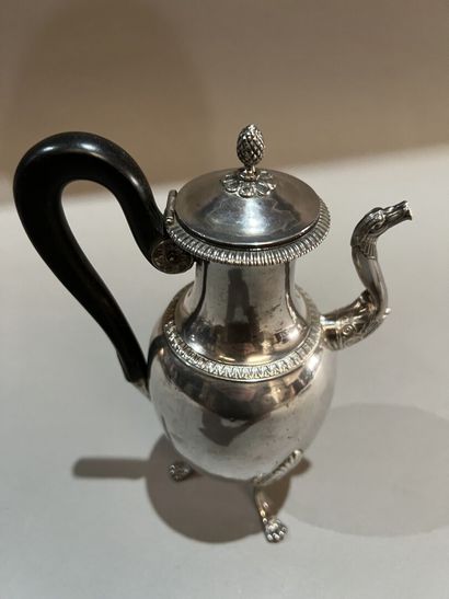Cafetière balustre en argent, le déversoir...
