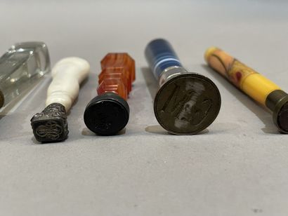 Lot de cachets en pierre dure, nacre, bronze...