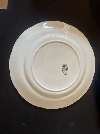 Lot d'assiettes dépareillées certaines accidentées...