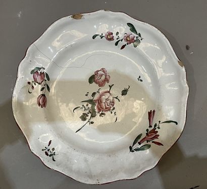 Quatre assiettes en faïence à décor de roses....