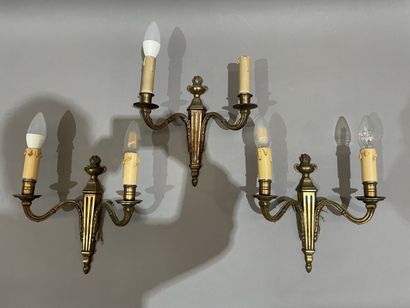Troisd'appliques en bronze à deux lumières.
Style...