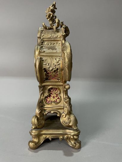 Pendule en bronze doré et ciselé de motifs...