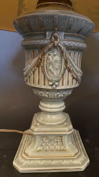 Paire de pieds de lampe en céramique en forme...