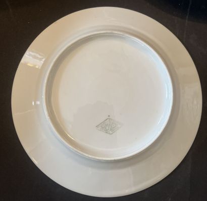Lot d'assiettes dépareillées certaines accidentées...