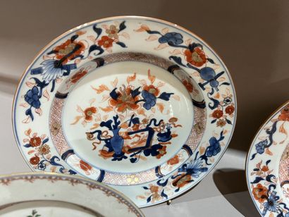 Deux assiettes en porcelaine émaillé Imari....