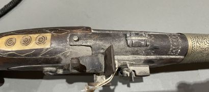 Pistolet en bois et incrustation d'os et...