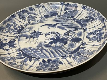 Plat en porcelaine à décors en camaïeu bleu...
