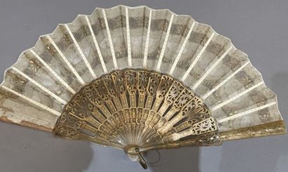 Lot d'éventails dont deux en plumes d'autruche...