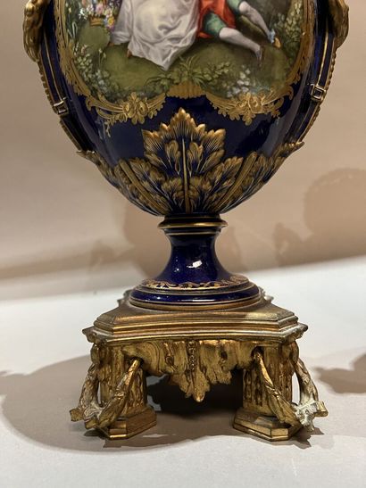 Paire de vases en porcelaine de forme balustre...