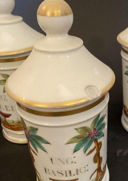 Huit pots à pharmacie en porcelaine à décor...