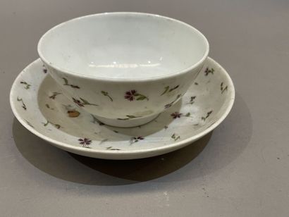 Tasse et sa sous tasse en porcelaine de Paris...
