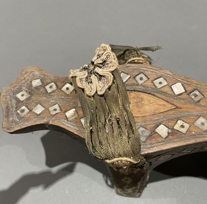 Paire de geta japonaises en bois et incrustation...