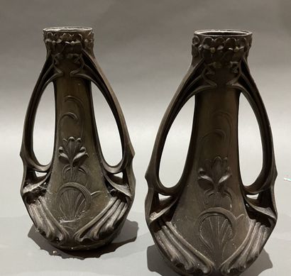 Paire de vase en régule cisel de motifs floraux,...