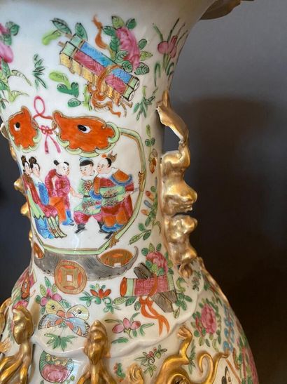 Important vase balustre en porcelaine de...