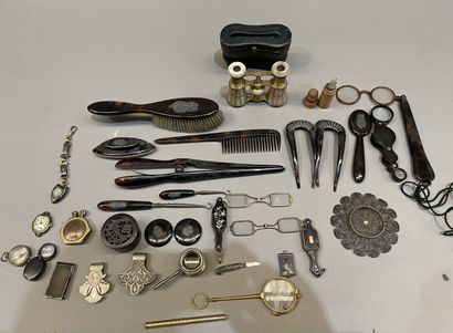 Lot de bibelots comprenant nécessaire de...