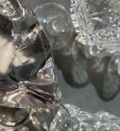 Lot de verres à pieds, certains en cristal...