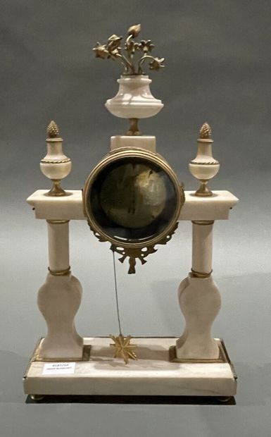 Pendule portique en marbre blanc, bronze...