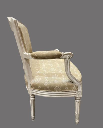 Petit canapé et paire de fauteuils en bois...