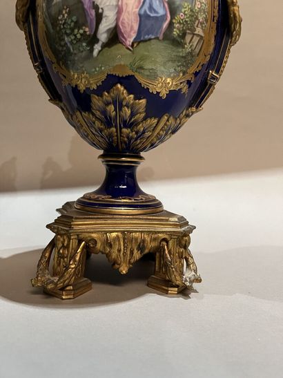 Paire de vases en porcelaine de forme balustre...