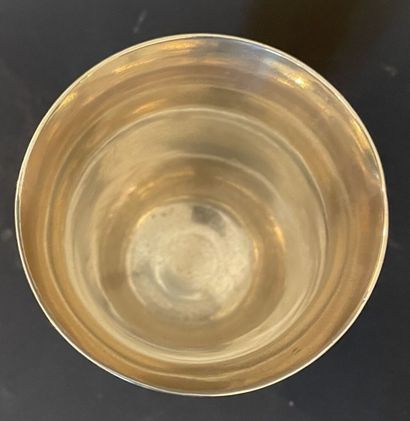 Timbale tulipe sur pied en argent.
Poids...