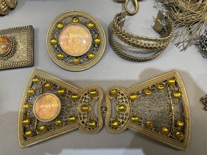 Lot de chapeaux et bijoux fantaisie de scène....