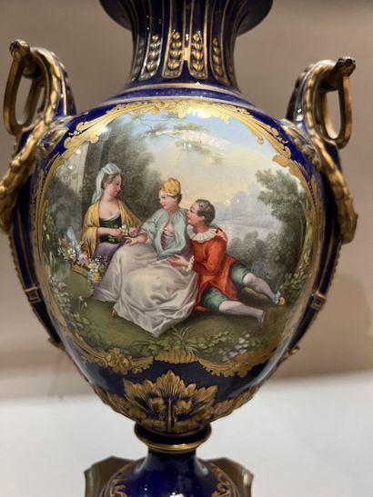 Paire de vases en porcelaine de forme balustre...