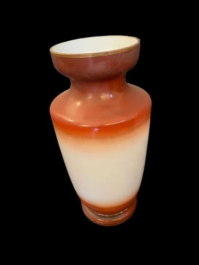 Paire de vases en verre opalin émaillé à...