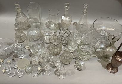 Lot de verrerie : carafes, vases, coupes,...