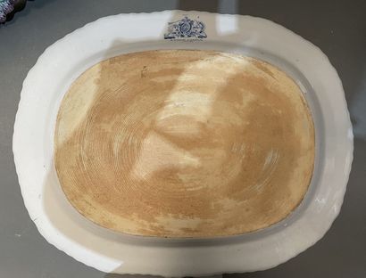 Lot de céramiques : plat en barbotine, cache-pots,...
