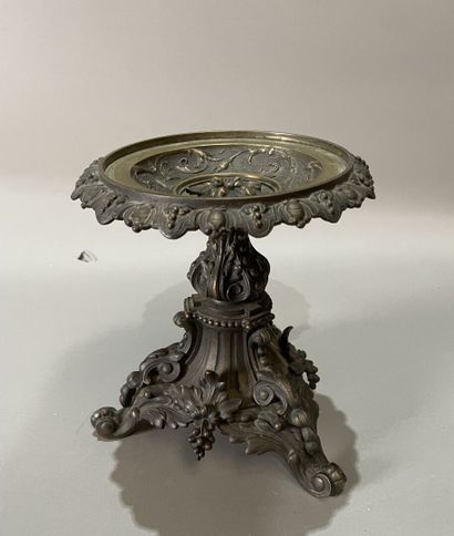 Tazza en bronze sculpté de feuilles, rinceaux,...