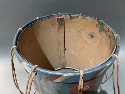 Tambour en bois peint 