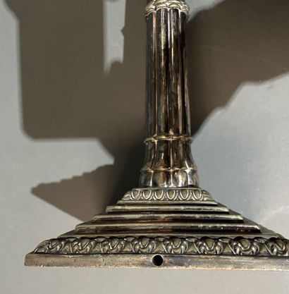 Suite de trois pieds de lampe en bronze argenté...