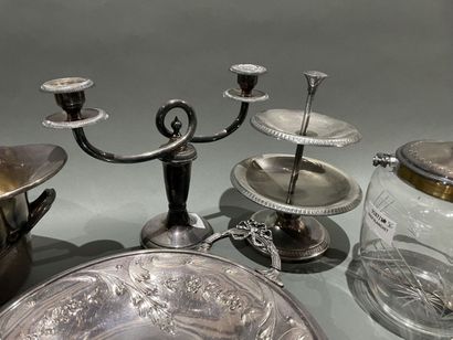 Lot de métal argenté : coupes, bougeoir et...