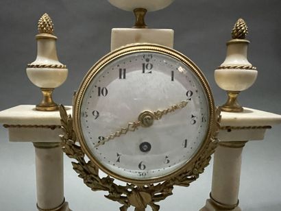 Pendule portique en marbre blanc, bronze...