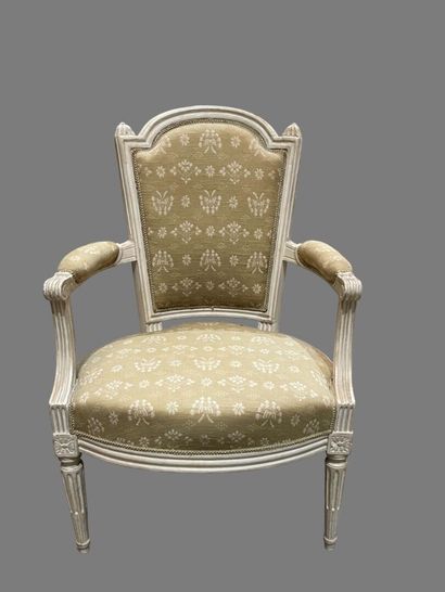 Petit canapé et paire de fauteuils en bois...