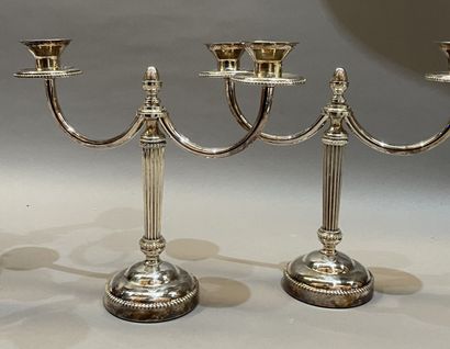 Paire de flambeaux à trois bras de lumière...