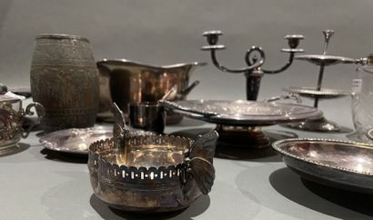 Lot de métal argenté : coupes, bougeoir et...
